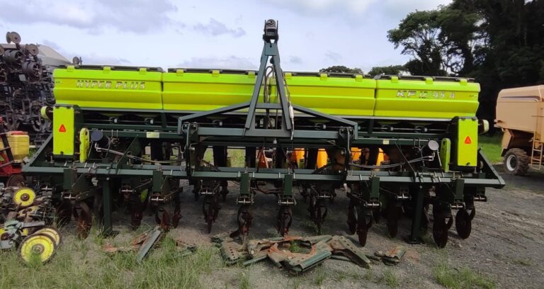 Plantadeira KF – Hyper Plus 12/45 A, 12 Linhas, Pantográfica Disco e facão Titanium. FAbricação 2020