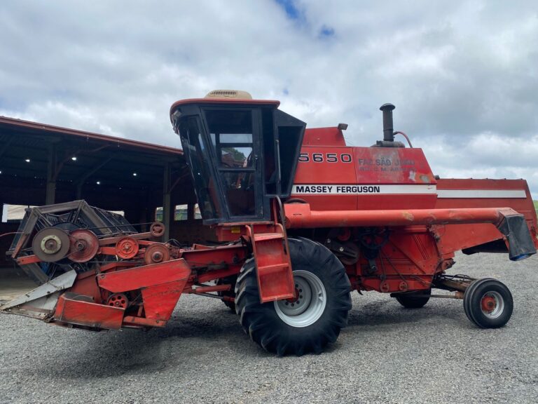 Colheitadeira Massey Ferguson – MF 5650, 7190 Horas. Fabricação 1990 – Plataforma 14 pés